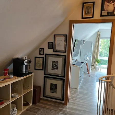 Gemuetliche Helle Dach-wohnung In Frankfurt *