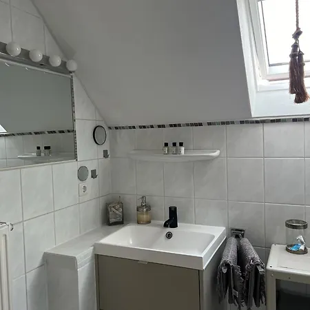 Gemuetliche Helle Dach-wohnung In Frankfurt *