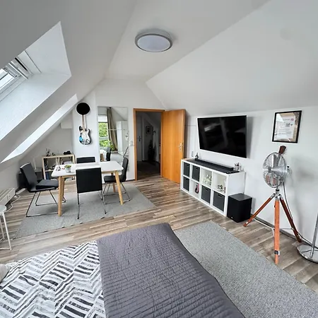 Gemuetliche Helle Dach-wohnung In Frankfurt פרנקפורט