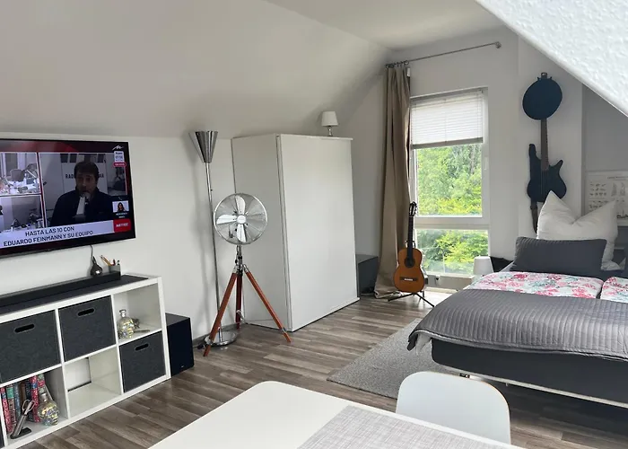 Gemuetliche Helle Dach-wohnung In Frankfurt *