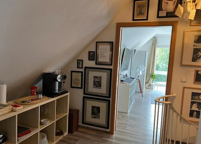 Gemuetliche Helle Dach-wohnung In Frankfurt *