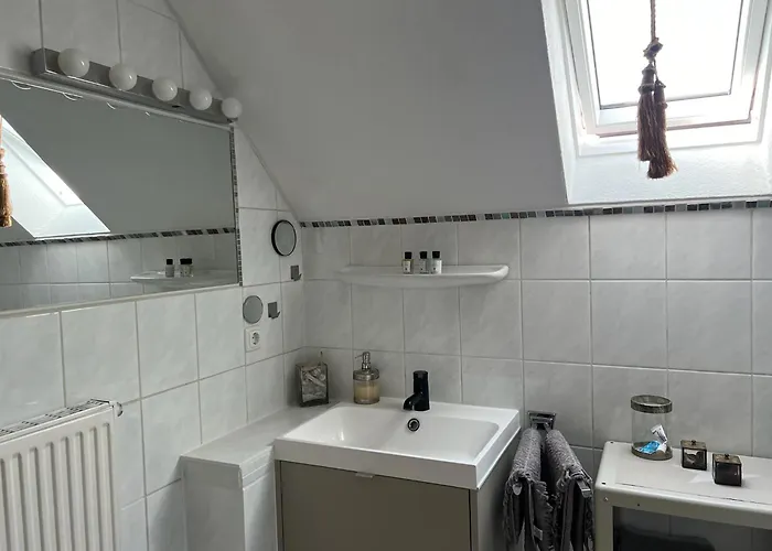 Gemuetliche Helle Dach-wohnung In Frankfurt *