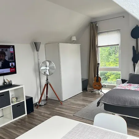 Gemuetliche Helle Dach-wohnung In Frankfurt *