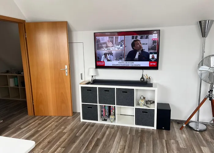 Gemuetliche Helle Dach-wohnung In Frankfurt